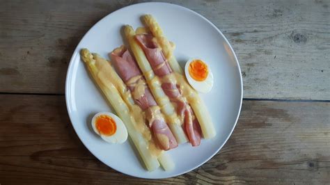 Asperges Met Ham Gekookt Ei En Zelfgemaakte Hollandaise Saus