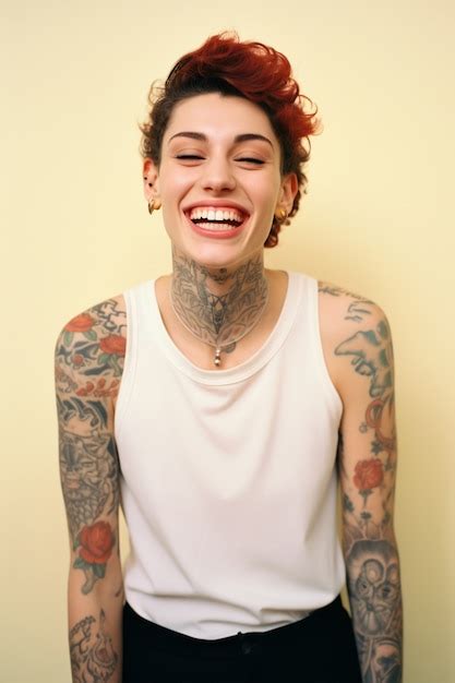 Portrait De Femme Avec Des Tatouages Corporels Photo Gratuite