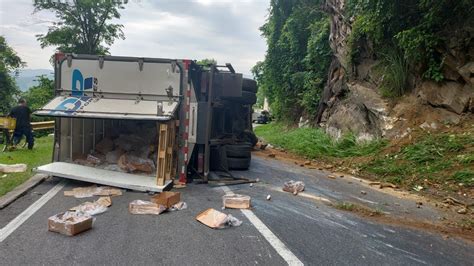 Caminh O Que Transportava Carne Tomba Na Pista De Descida Da Serra Das