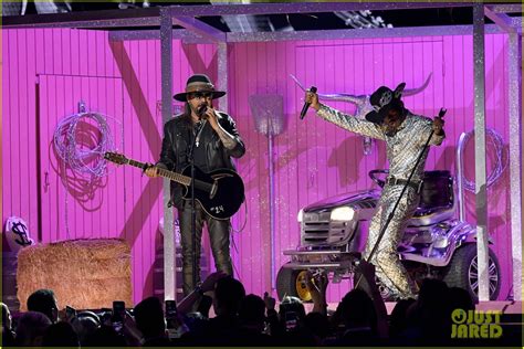 Lil Nas X Pays Tribute To Kobe Bryant During Old Town Road Grammys