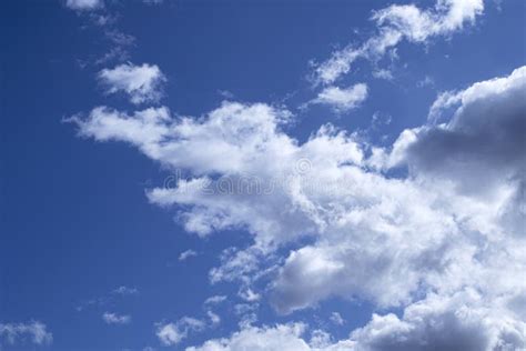 Cielo Limpio Con Nubes Esponjosas De Aire Y Sol Brillante Fondo Hermoso