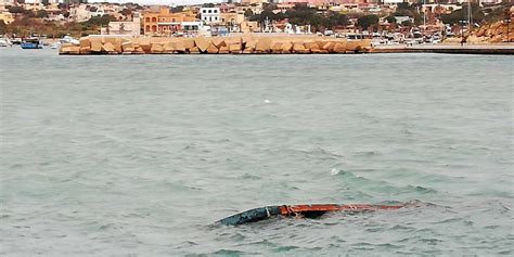 Lampedusa Barcone Utilizzato Dai Migranti Affonda Al Porto Martello