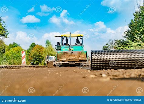 Heavy Duty Road Building. Road Construction Equipment for the ...