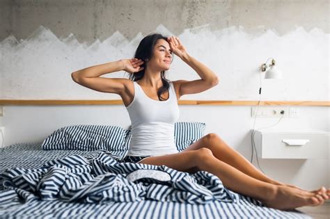 Mujer Sonriente Muy Sexy Sentada En La Cama Por La Mañana Se Despierta Temprano Perezoso