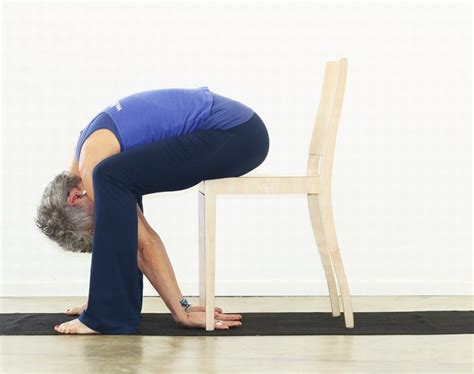 Posiciones De Yoga Que Puedes Hacer Con Una Silla Salud Todo Mail