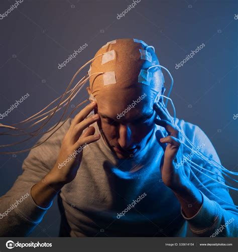 Fotos De Un Joven Aterrador Con La Cabeza Enredada Con Cables Toca Su