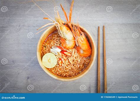 Sopa De Macarr O Instant Neo Picante Camar O Em Tigela De Madeira