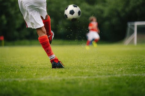 Retroceso Del F Tbol Jugador De La Juventud Que Golpea El Bal N De