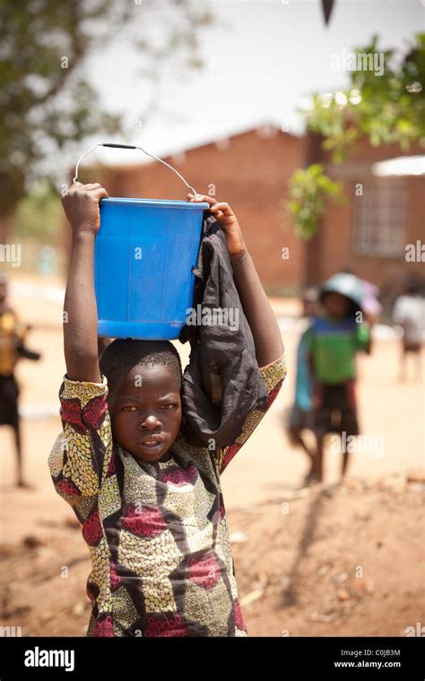 African kid bucket on head hi-res stock photography and images - Alamy