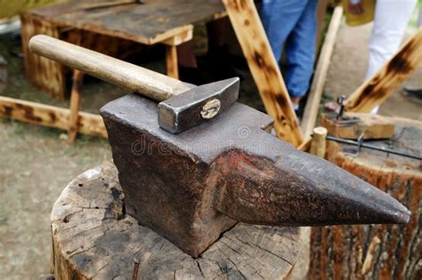 Vecchi Incudine E Martello In Una Forgia Del Ferro Fotografia Stock