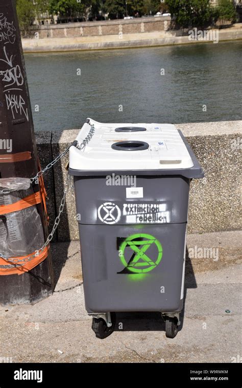 Paris garbage Fotos und Bildmaterial in hoher Auflösung Alamy