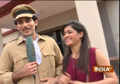 Tu Mera Hero Titu Tries To Impress Panchi In Mehmood Style India TV