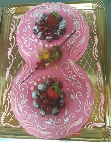 Bolo De 8 Anos Feminino - Bolo de 8 anos com frutos vermelhos - Entrega em 24h - ChefPanda