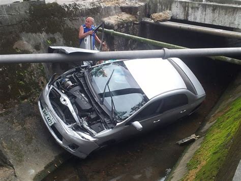 G1 Carros se chocam e um dos veículos vai parar dentro de canal em