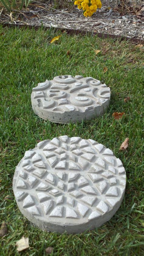 12 Lovely DIY Stepping Stones For Your Garden - Shelterness