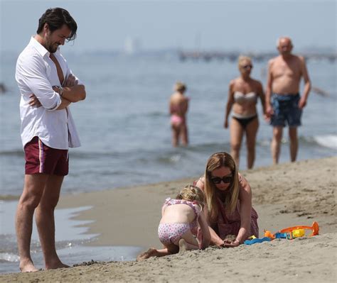 Galerie foto: Imagini cu Giorgia Meloni pe plajă. Cum s-a relaxat