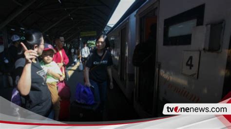 Orang Gunakan Ka Dari Stasiun Daop Saat Libur Waisak