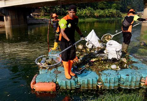 Bersihkan Sampah Di Kanal Banjir Timur Independensi