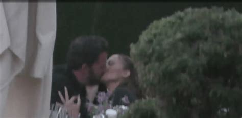 Jennifer Lopez E Ben Affleck S O Flagrados Aos Beijos Em Jantar