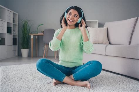 Foto De Corpo Inteiro De Uma Jovem Atraente Mulher Feliz Sorriso