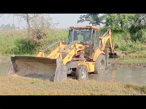 Jcb Mahindra Backhoe Loader Maschine Loading Mud In Tractor Jcb