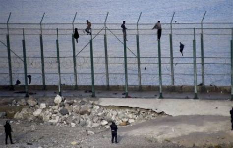 Une centaine de migrants arrivent à la nage dans l enclave espagnole de