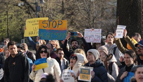 Mintegy Sz Zan T Ntettek Bukarestben Az Ukrajnai H Bor Ellen