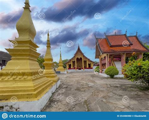 Templos Budistas De Wat En Luang Prabang Laos Decorados Con Bonitos