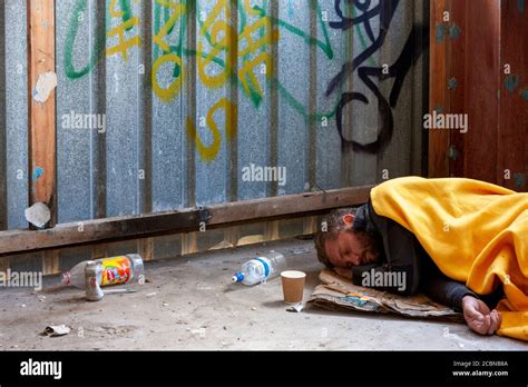 Barfuß Obdachlos Auf Der Strasse Fotos Und Bildmaterial In Hoher Auflösung Alamy