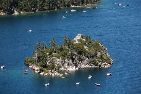 File:Emerald Bay with Fannette Island (7617748652).jpg - Wikimedia Commons