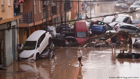 Spain floods: Valencia death toll mounts as EU offers help – DW – 10/31 ...