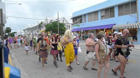 Défilé sur la rue Duval Key West Fantasy Fest 2011 YouTube