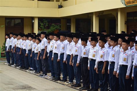 Upacara Bendera Hari Senin Kepala Madrasah Menegaskan Peserta Didik