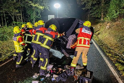 Verkehrsunfall im Vogtland Alkoholisierter Fahrer überschlägt sich in