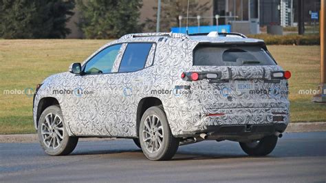 El Chevrolet Equinox 2025 con motor de combustión es espiado por