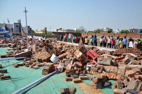 India Crolla Muro Festa Nozze Morti Mondo Ansa