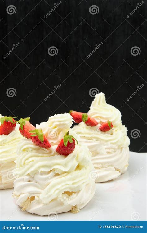 Postre Merengue Pavlova Con Crema Batida Y Mitades De Fresas Sobre