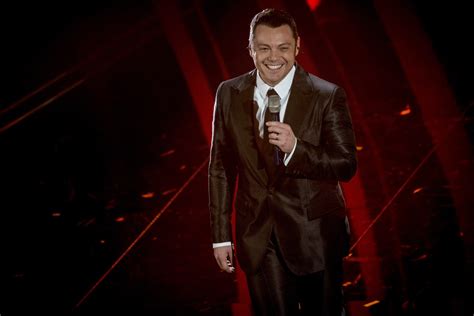 Tiziano Ferro Torna In Concerto Omaggio A Raffaella Carr