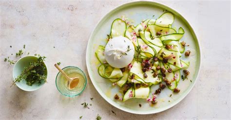 Als Kleine Mahlzeit Schmeckt Cremige Burrata Mit Einem Salat Aus