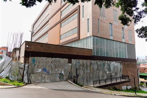 Unidad Hospitalaria De Buenos Aires El Elefante Blanco Que Crece En