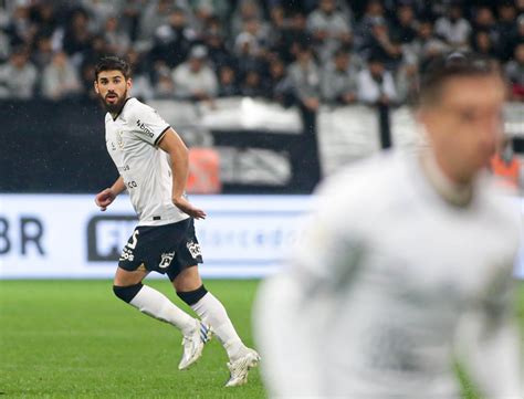 Zagueiro do Corinthians aparece em pré convocação do Uruguai para a