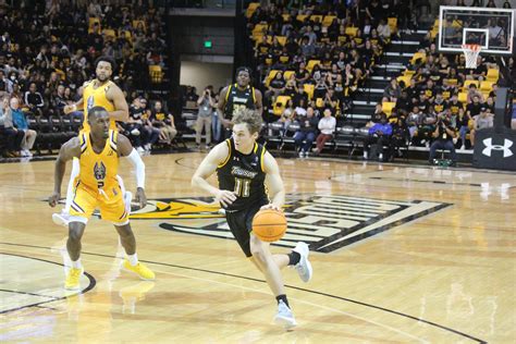 Towson Mens Basketball Struggles Down The Stretch Hangs On To Defeat