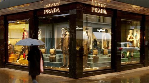 Prada A História De Luxo E Sofisticação Da Marca Etiqueta Unica