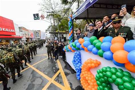 Mais de 20 mil pessoas presenciam o desfile Cívico Militar no