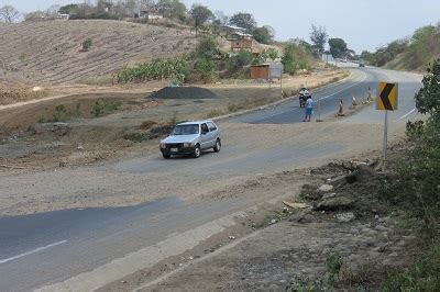 Falla en la vía Rocafuerte Tosagua crea molestias en los conductores