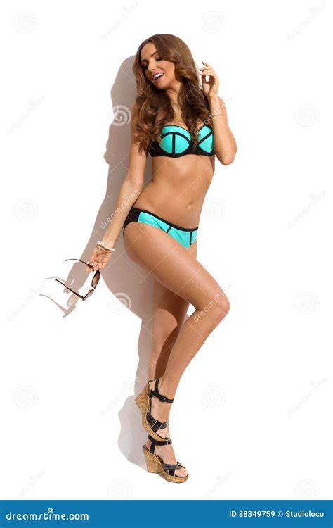 Femme De Sourire Dans Le Bikini Contre Sunny Wall Image Stock Image Du Femelle Ombre 88349759