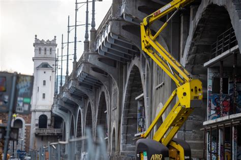 Zabytkowy Wiadukt Mostu Poniatowskiego W Warszawie Przechodzi Remont