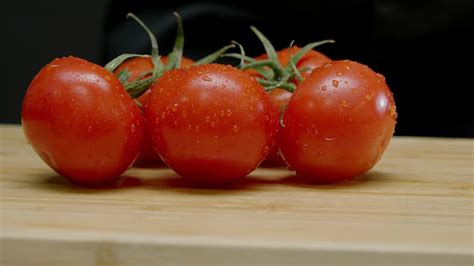 Brilhante Vermelho Lindo Molhado Tomates Est O Queda Para Uma Corte