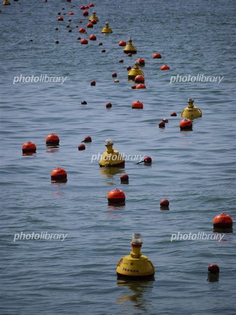 海に浮かぶ浮き 写真素材 869183 フォトライブラリー Photolibrary