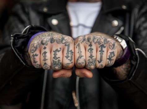 Knuckles: Photographer documents the fascinating world of knuckle tattoos | Knuckle tattoos ...